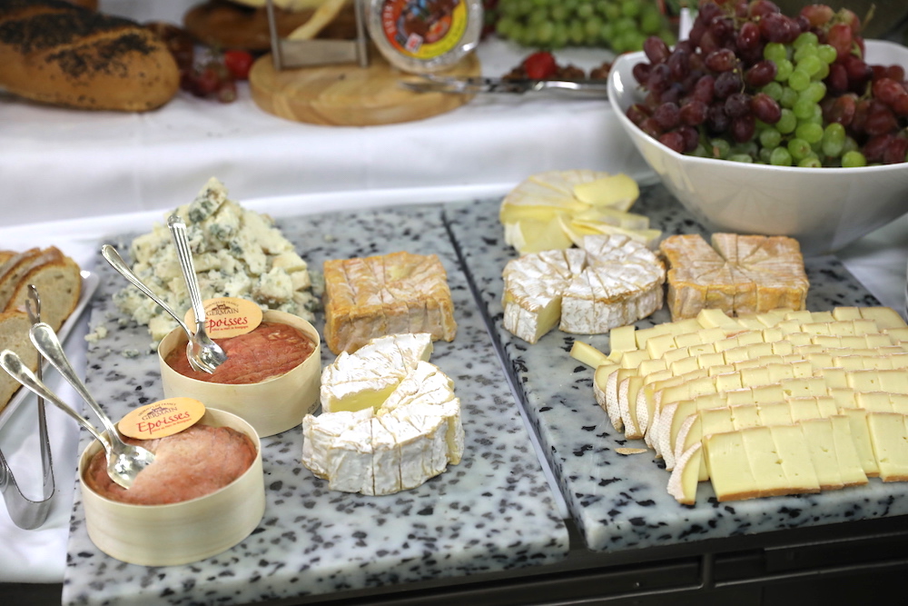 un delicioso buffet de quesos franceses a bordo del Seven Seas Voyager (Regent Seven Seas Cruises) REGENT SEVEN SEAS CRUISES SEVEN SEAS VOYAGER REGENT CRUISES LUXURY CRUISES REGEN SEVEN SEAS CRUCEROS DE LUJO REGENT SEVEN SEAS VOYAGER CRUCEROS RSSC REGENT CRUISES #crucerosdelujo #luxurycruises #crucerosexclusivos #regentsevenseas #regentcruises #rssc #crucerosregent #sevenseasvoyager #regentvoyager #luxurycruises #crucerosdeluxe #crucerosdelujo #cruceroslujo